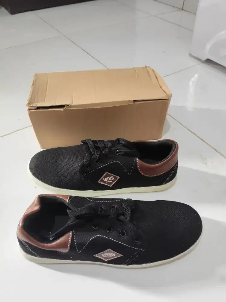 Sepatu sneakers vans