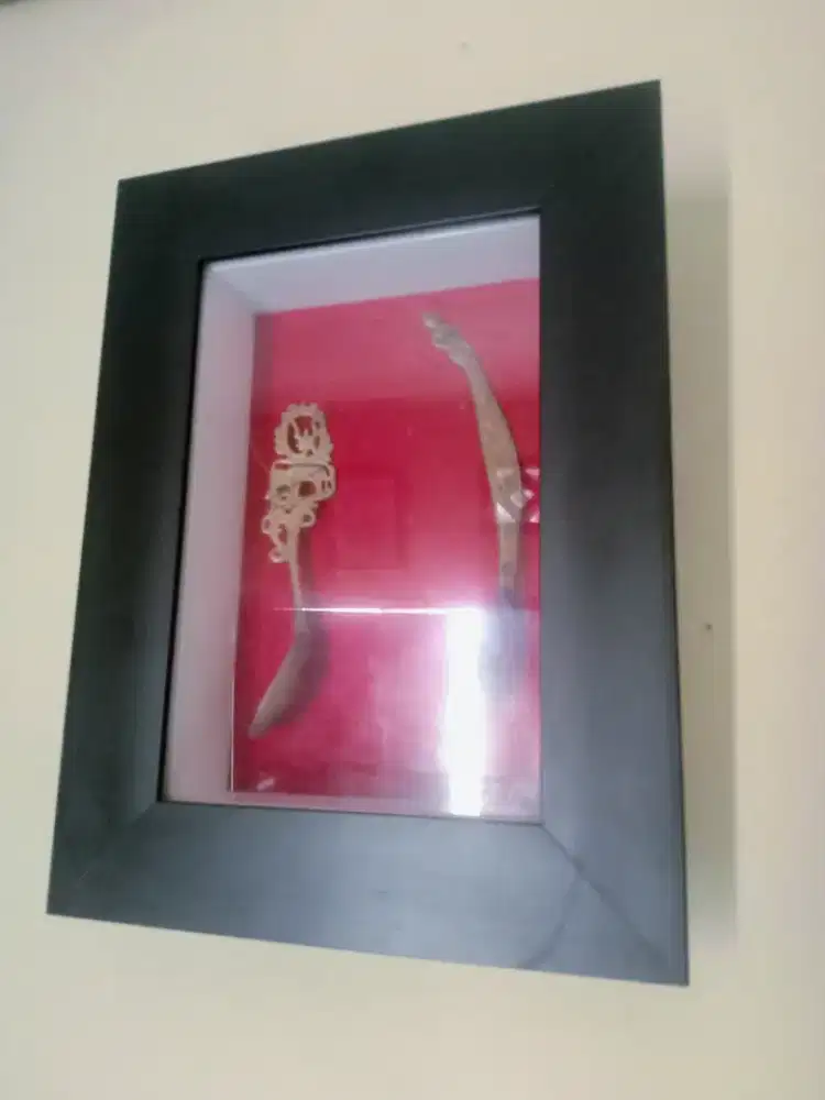 Hiasan dinding sepasang sendok kuno