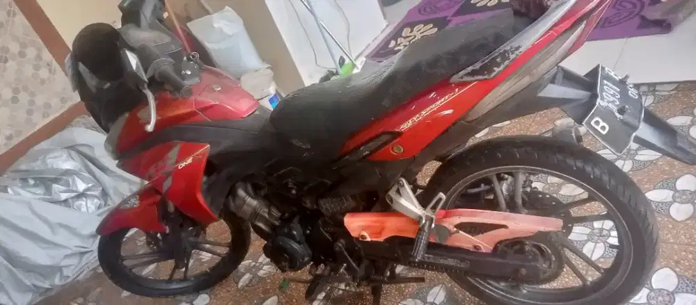 Honda CS1 w merah