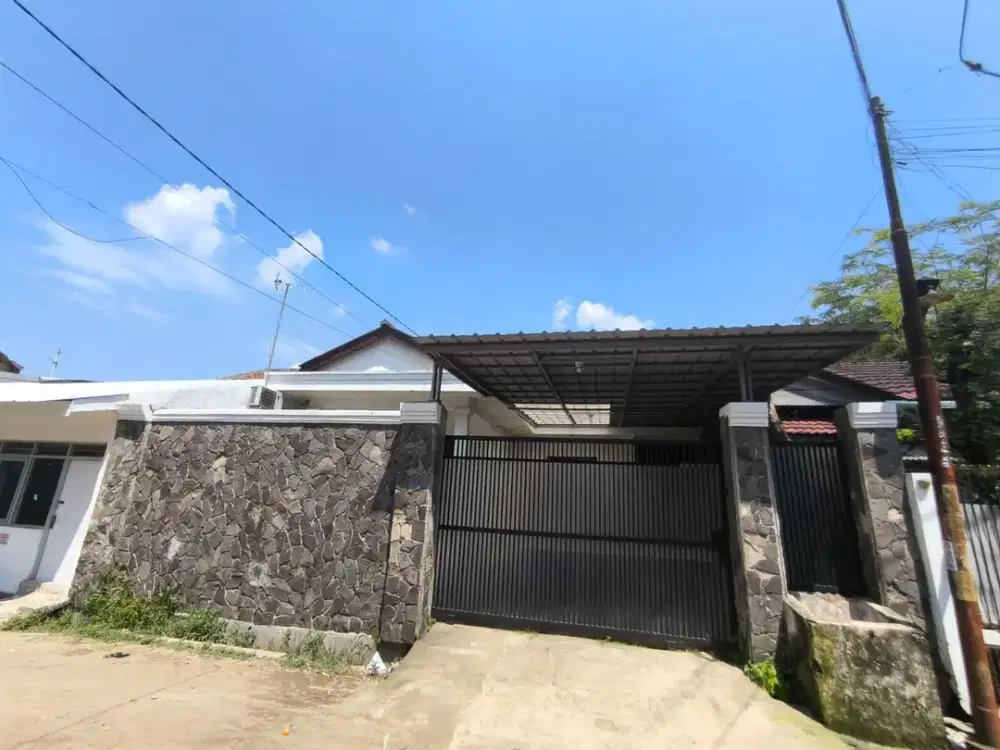 JARANG ADA  Rumah baru renovasi dan kosan terpisah di dalam cluster taman kopo indah 1 Bandung Ada halaman kosong di Belakang bisa untuk dibangun