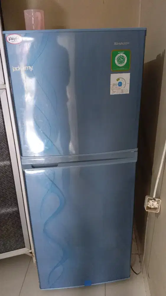 Jual kulkas mrek sharp no minus masih dingin mulus