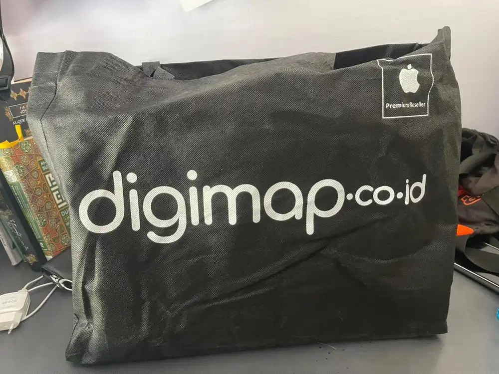 BU jual macbook air 8/256 M1 2022 + magic mouse + conveter