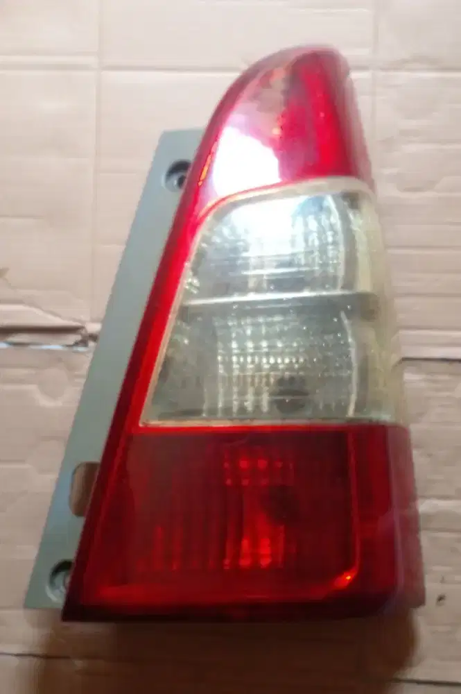 Lampu stop belakang toyota kijang inova