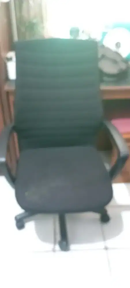 Kursi kantor hitam