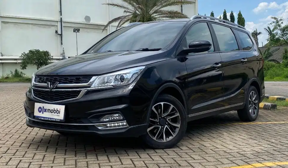 TDP 7,JT Wuling Cortez 1.5 CT Lux Plus Bensin-AT Hitam 2019