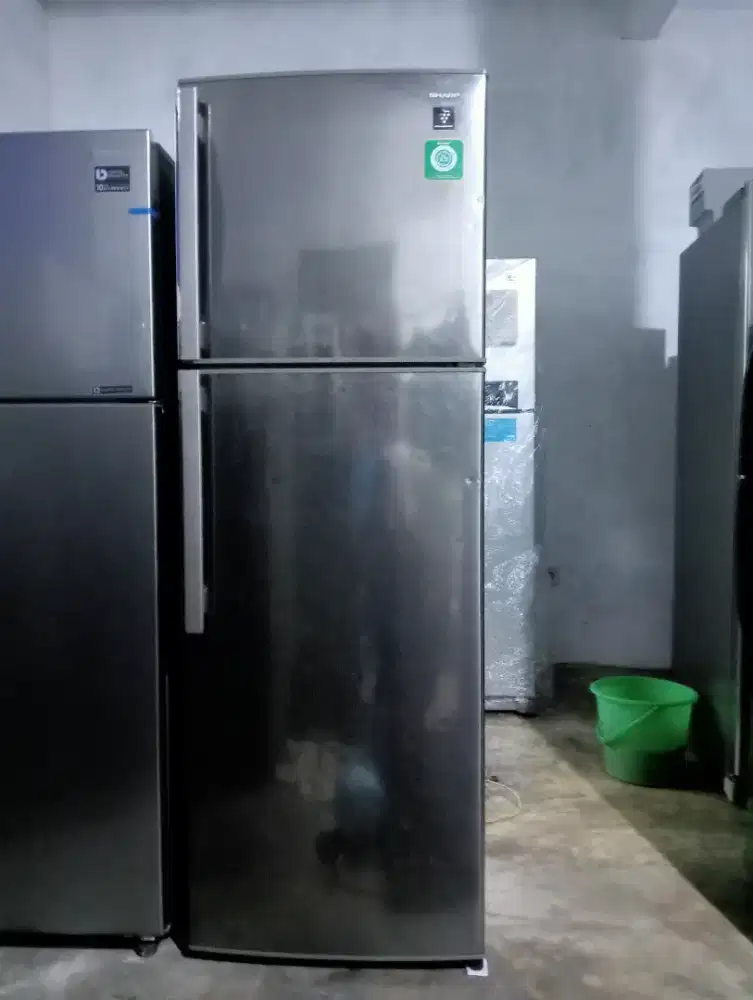 Di jual kulkas Sharp 2 pintu jumbo masih orisinil pabrik