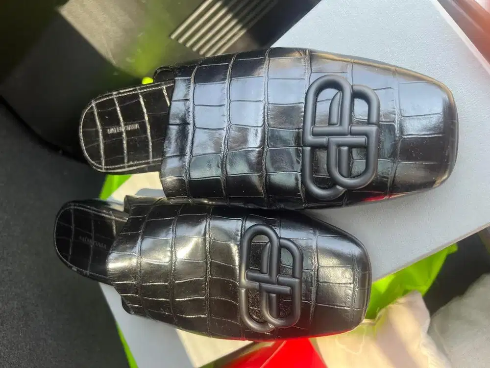 Sandal wanita Balenciaga