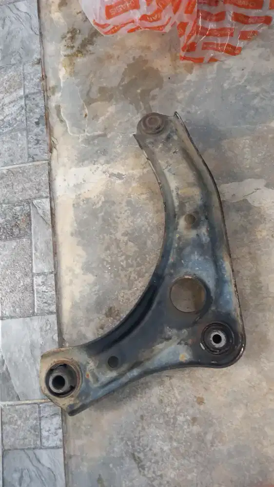 Low arm / kapak kapak nissan march kanan