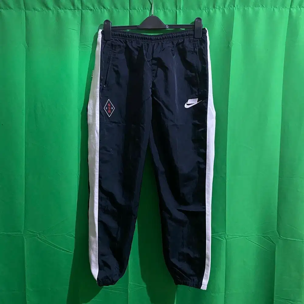 Celana nylon Trackpants Nike Sportswear - Size M fit 36 - Celana hitam