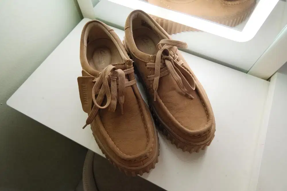 Preloved Clarks Torhill Bee in light tan