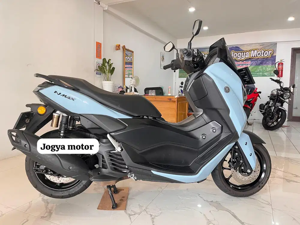 (B) Yamaha nmax neons tahun 2025
