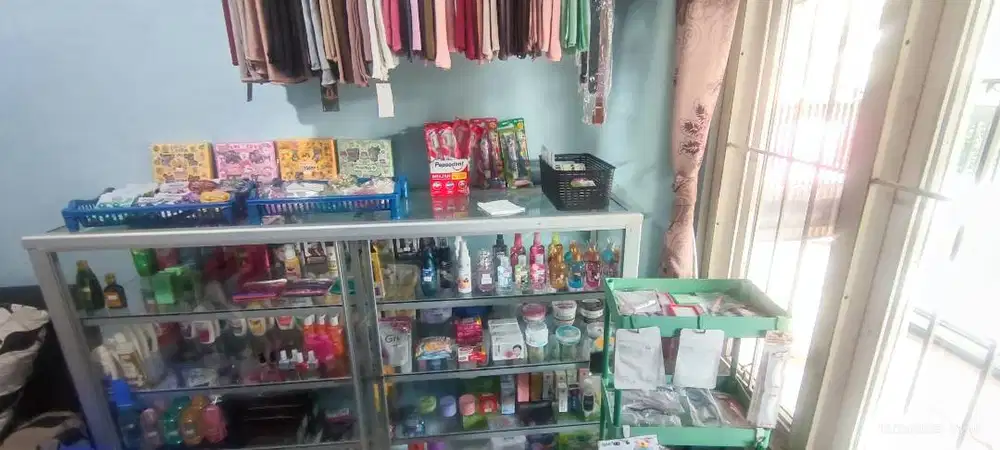 Dijual perlengkapan usaha untuk toko kosmetik
