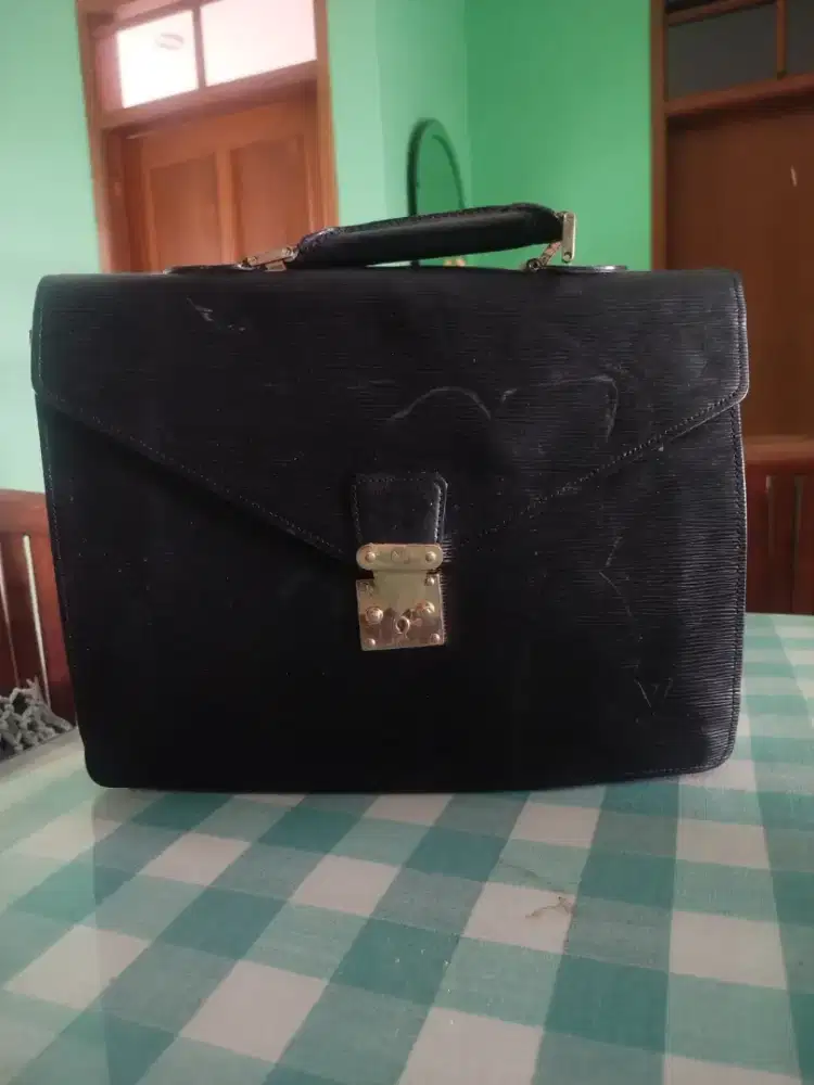 LOUIS VUITTON BRIEFCASE  DENGAN MINUS YANG TERLIHAT