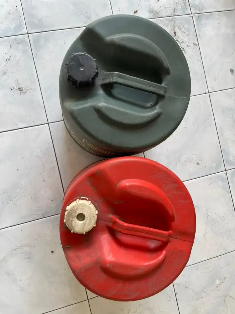 2 Pcs Jerigen Plastik (Total & BP) - Kondisi Dalam Sangat Bersih