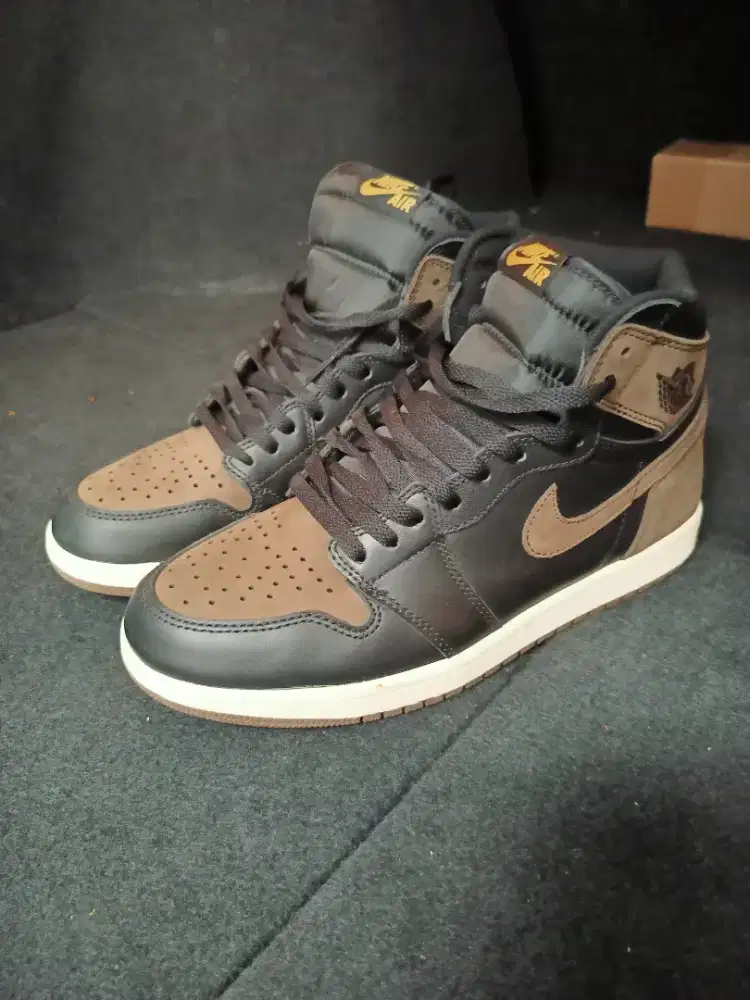 Sepatu Nike Air Jordan 1 Retro High OG 'Palomino'. 