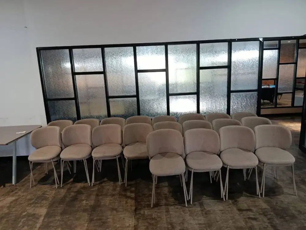 Dijual Cepat Kursi Warna Krem/Abu-Abu Kondisi Mulus 95%