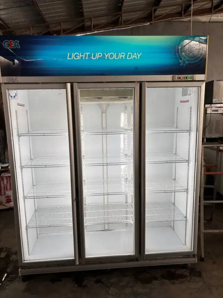 Showcase gea 3 pintu 1500 liter 
Hrg 8,5 jt