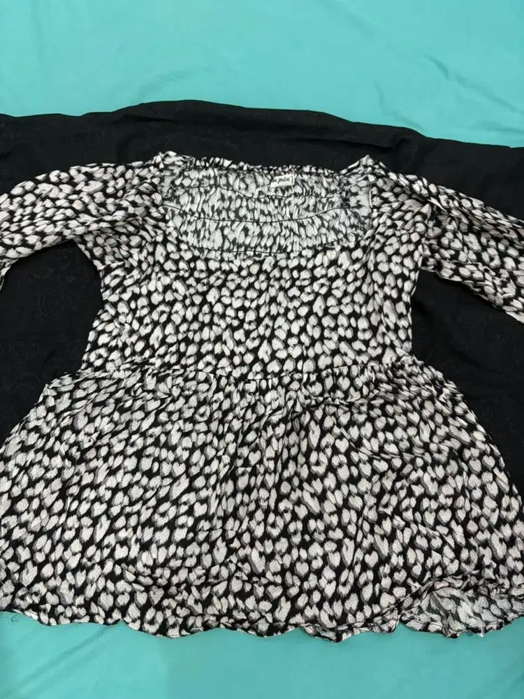 Atasan crop model sabrina