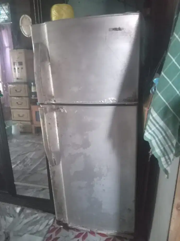 Bismilah jual kulkas pintu dua lha masih bagus lagi