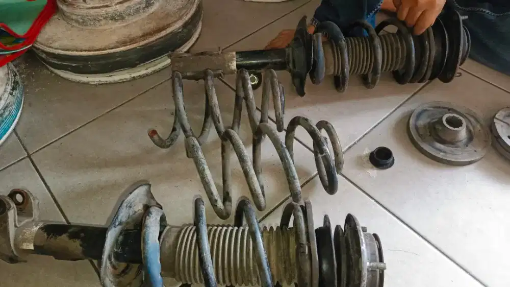 Shock depan avanza 2013