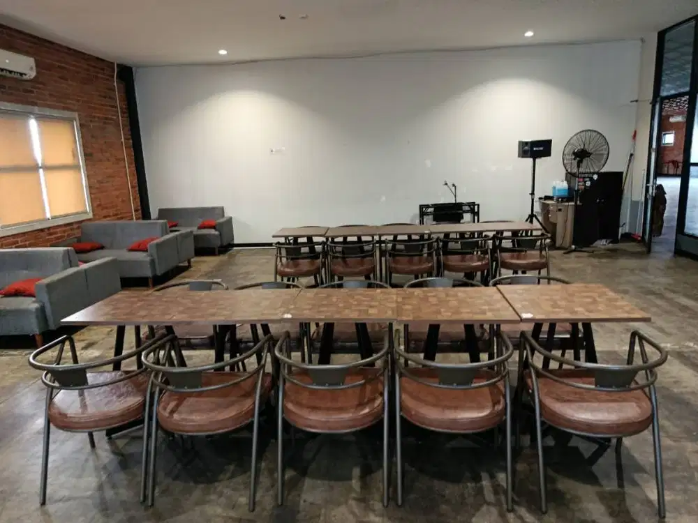 Dijual Cepat Meja dan Kursi Cafe Kondisi Mulus 99%