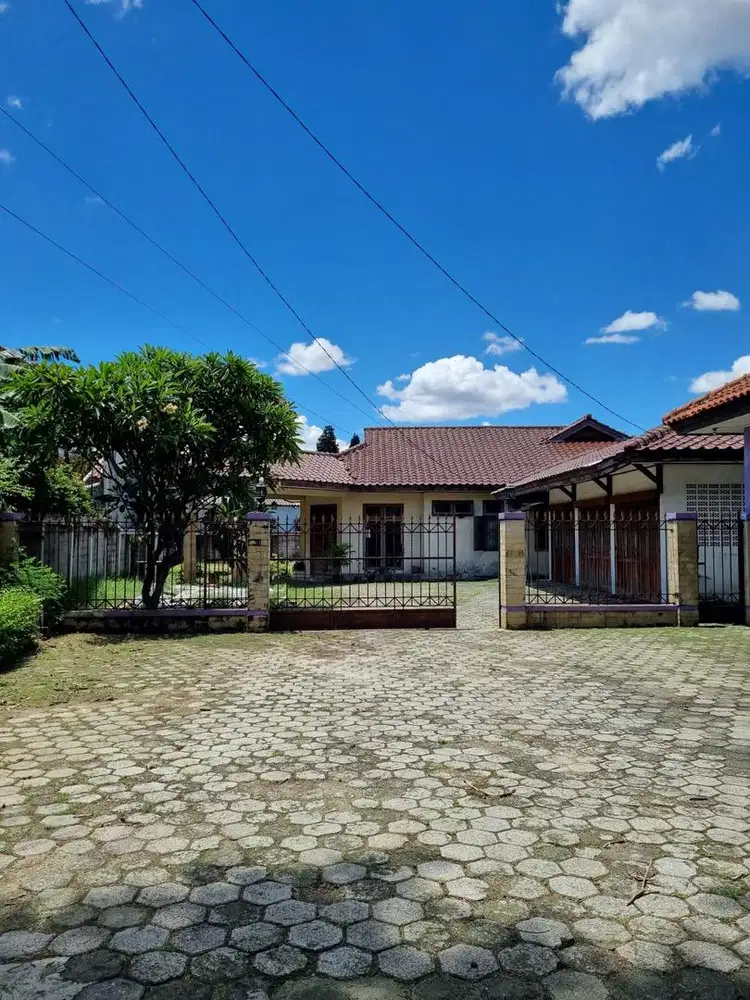 Dijual Rumah Dengan Pekarangan Luas di daerah Bampu Apus Jakarta Timur