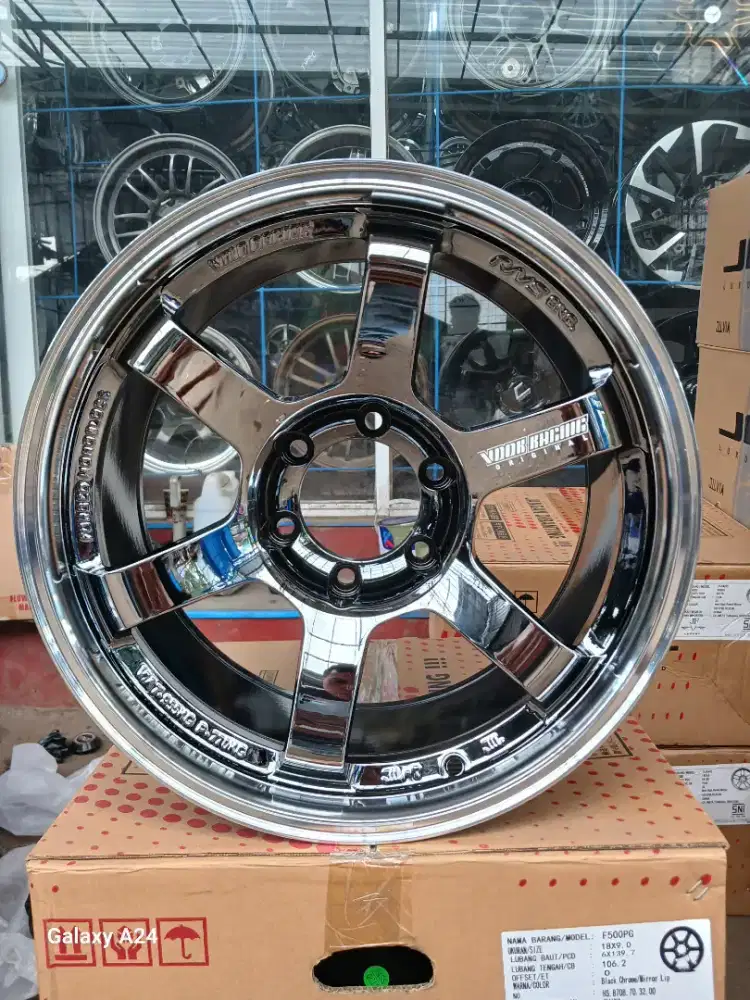 Rays te37 ring 18 lebar 9 pcd 6x139,7 ET 0 black chrome 4pcs. Fortuner