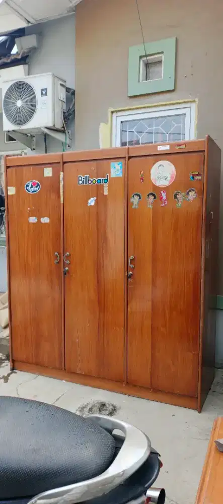 lemari baju dan meja rias