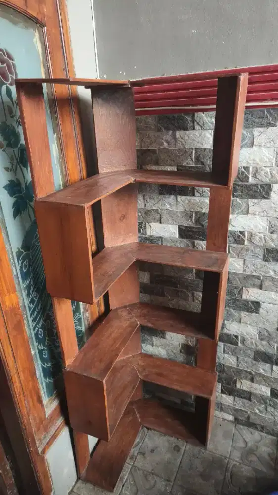 Rak Sepatu pojok ruangan