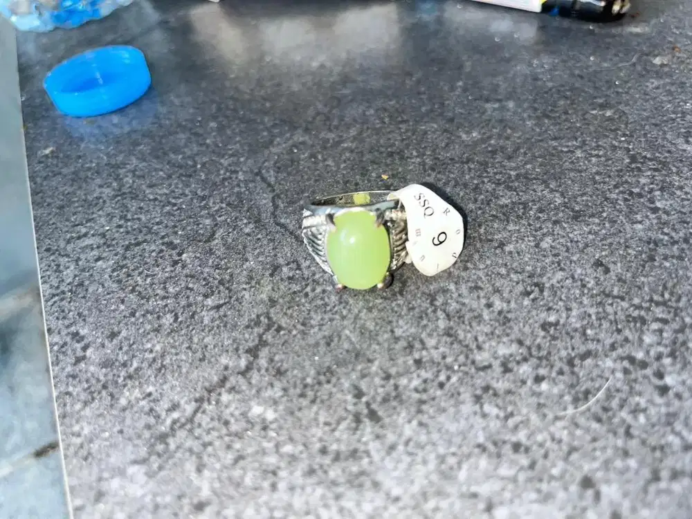 Cincin batu akik putih kehijauan