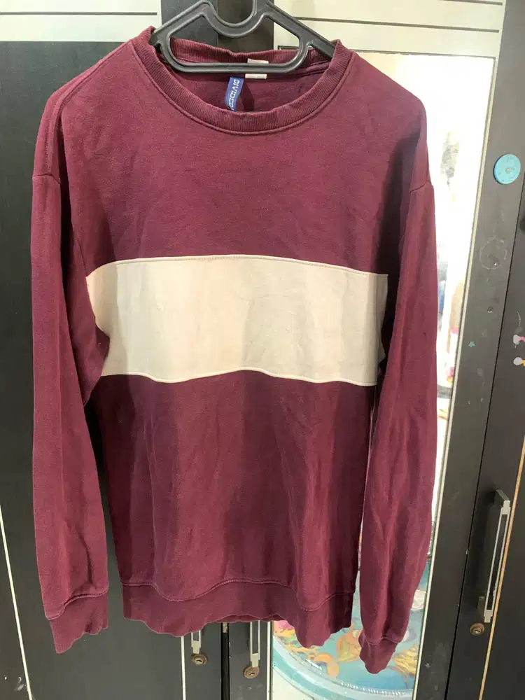 Sweater dividcd by H&M