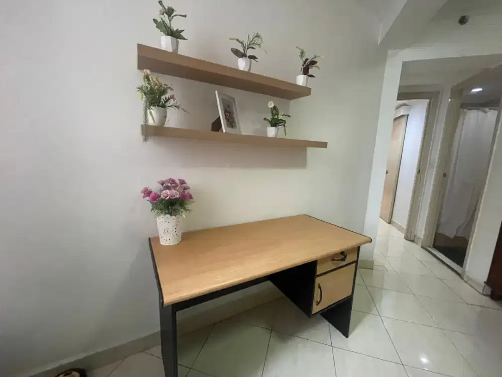 Satu set meja belajar atau meja kerja