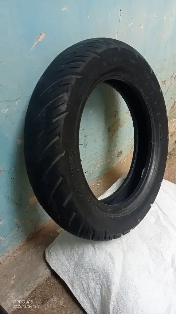 Ban Luar Tubeless 110/90-12 untuk motor Scoopy