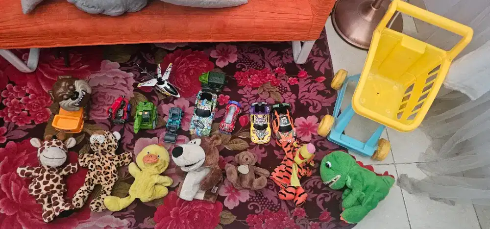 Mainan anak dan boneka