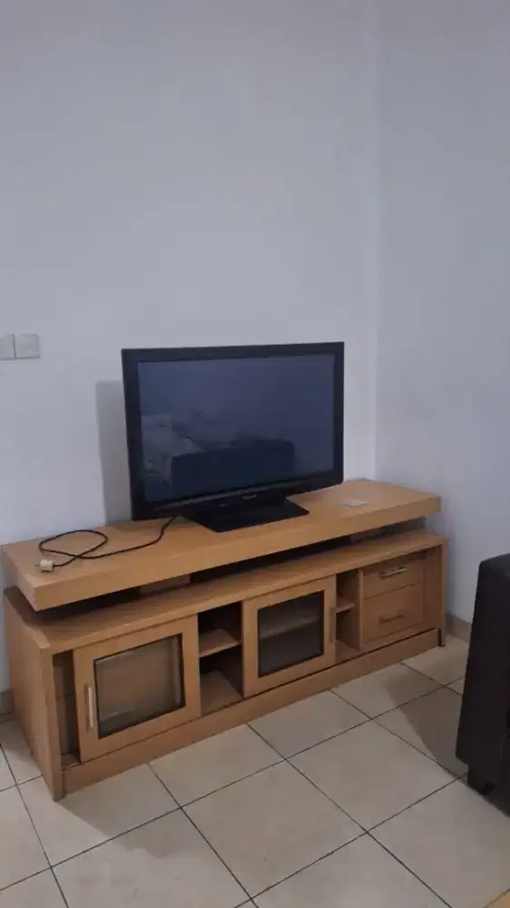 Satu set lemari dan TV