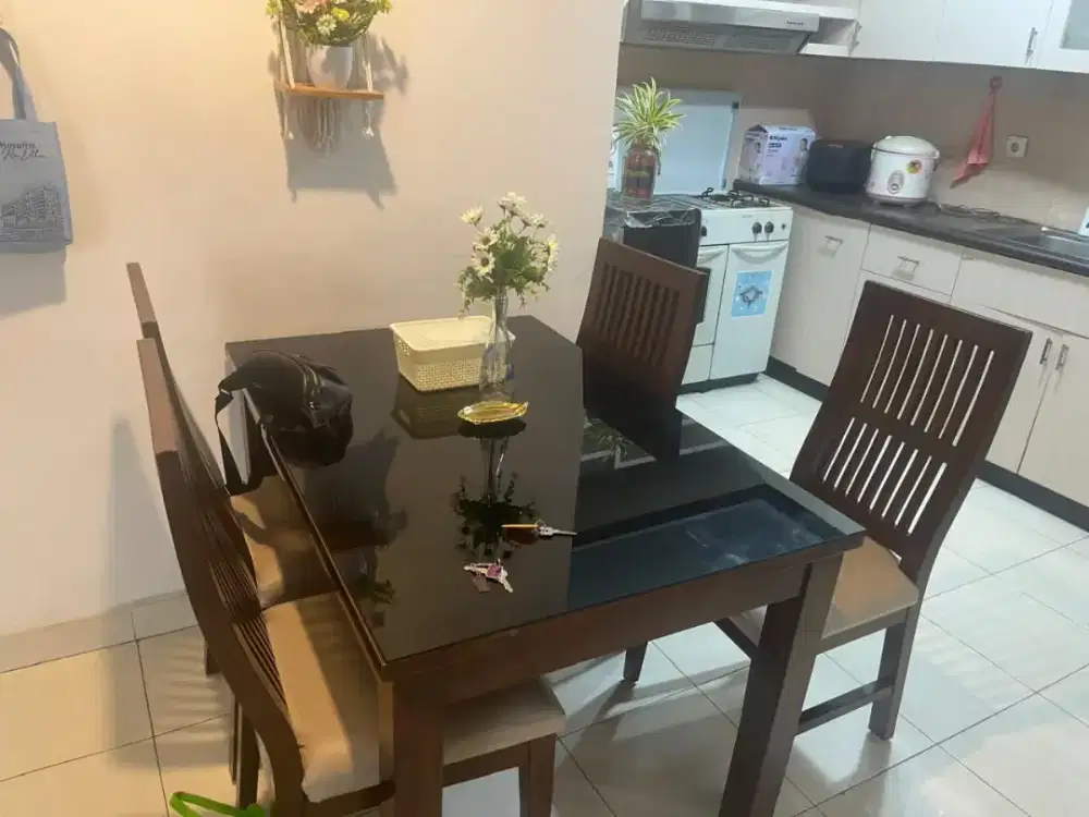 Satu set meja makan 4 kursi kayu