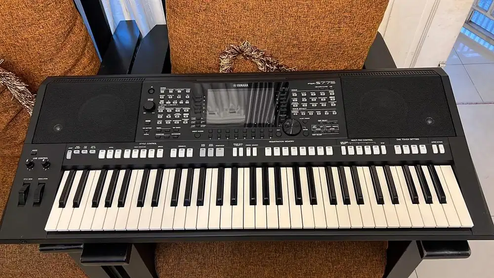 Yamaha PSR S775