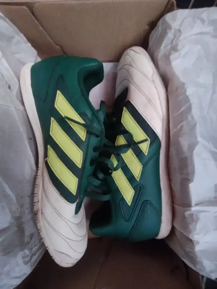 Sepatu futsal adidas