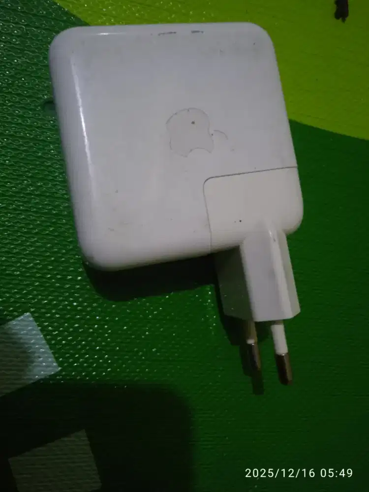 Adaptor charger. Normal untuk iPod