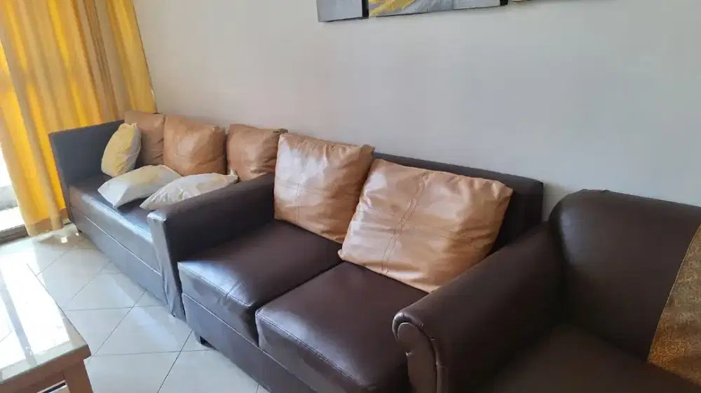 Satu set Sofa kulit dan meja kaca