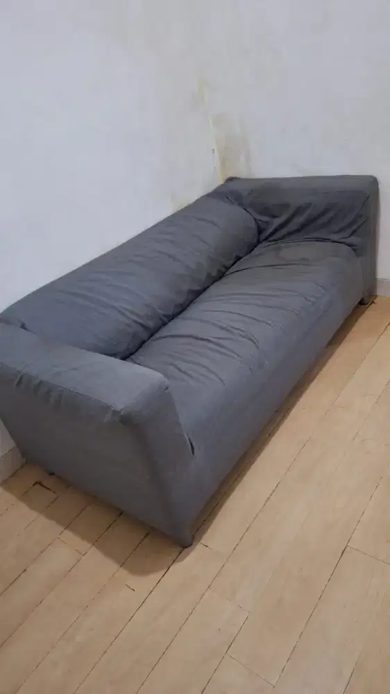 Sofa bahan katun warna abu-abu