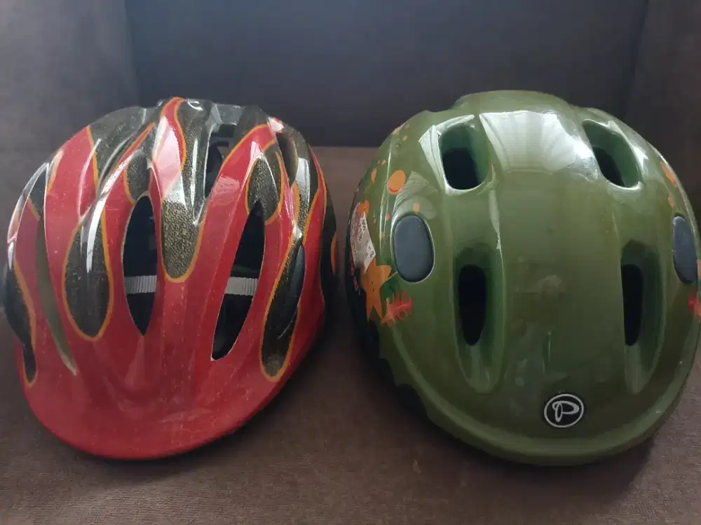 2 pasang Helm sepada anak United dan Polygon