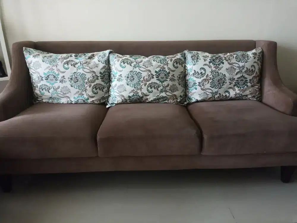 Dijual Sofa 3 seater + 1 seat + 4 bantal kursi