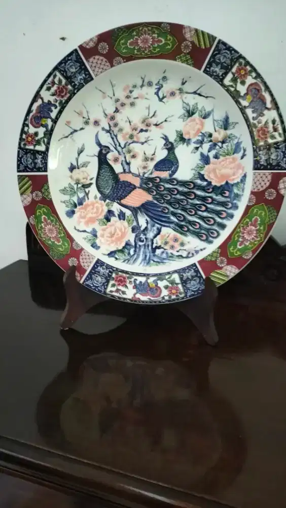 Dekorasi piring gambar merak