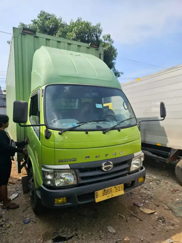 Truk Hino Dutro 130HDL box 26kubik bagus siap kerja luar kota