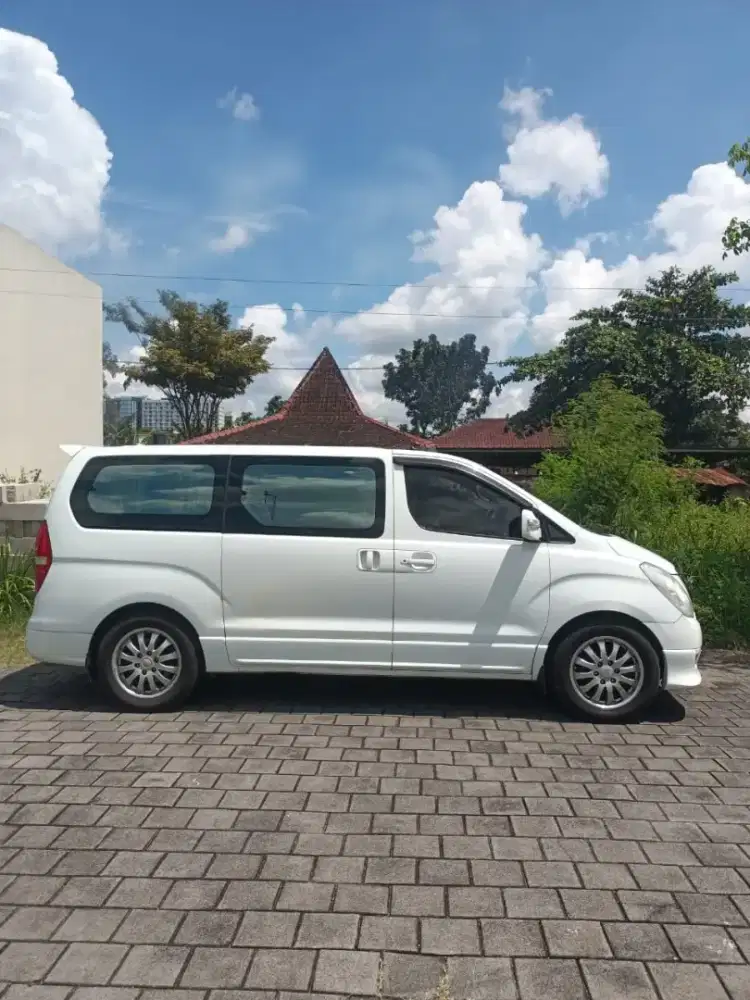 Hyundai H1 2012 matic bensin type tertinggi royal