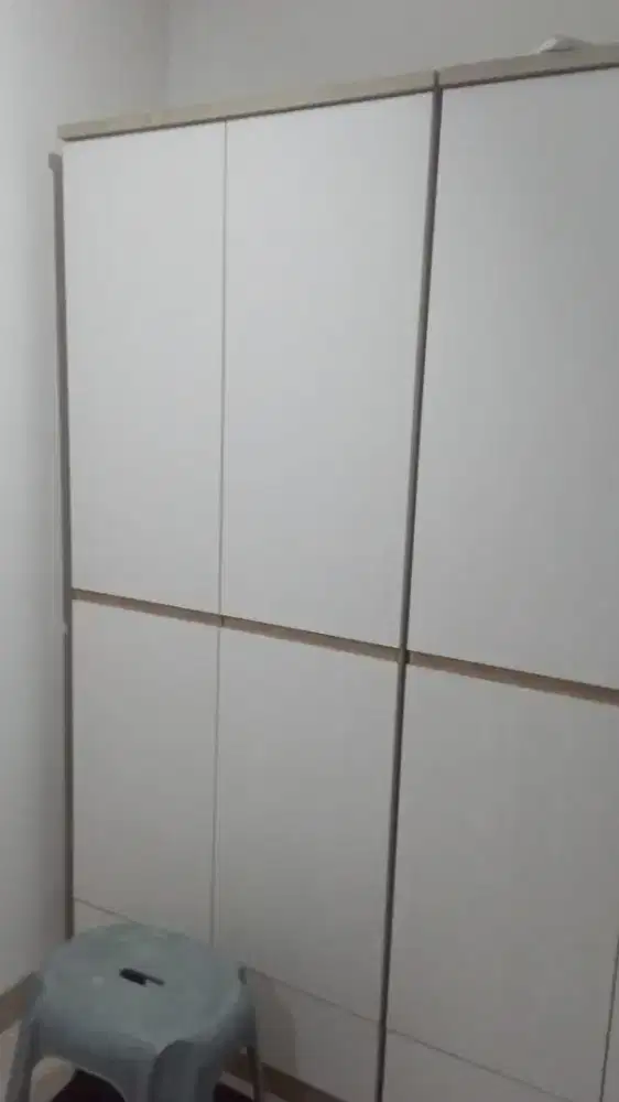 Lemari Pakaian bekas