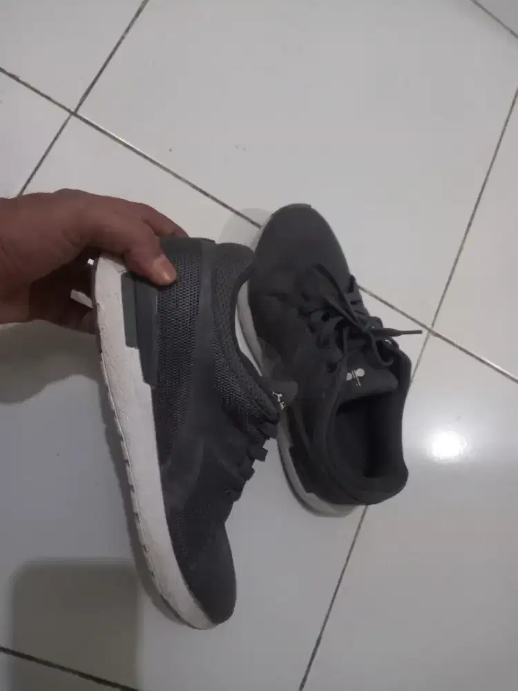 Sepatu sneakers pria masih bagus
