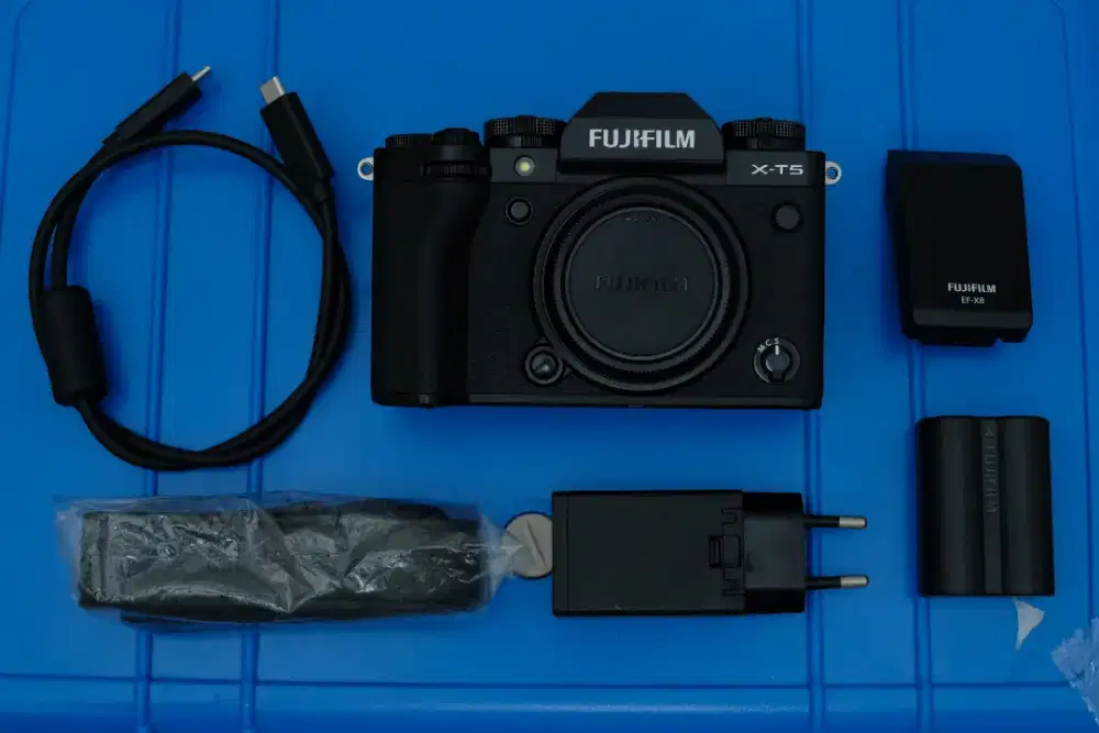 FUJIFILM XT5 BLACK LIKE NEW