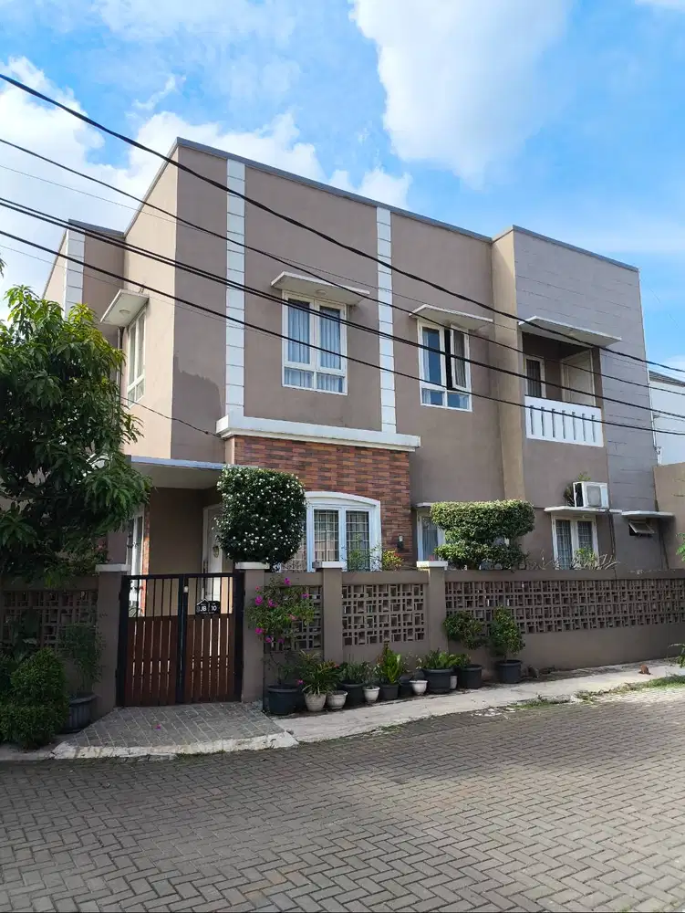 Dijual Cepat Rumah 2 Lantai, Lokasi Nusaloka BSDcity, harga Negotiable
